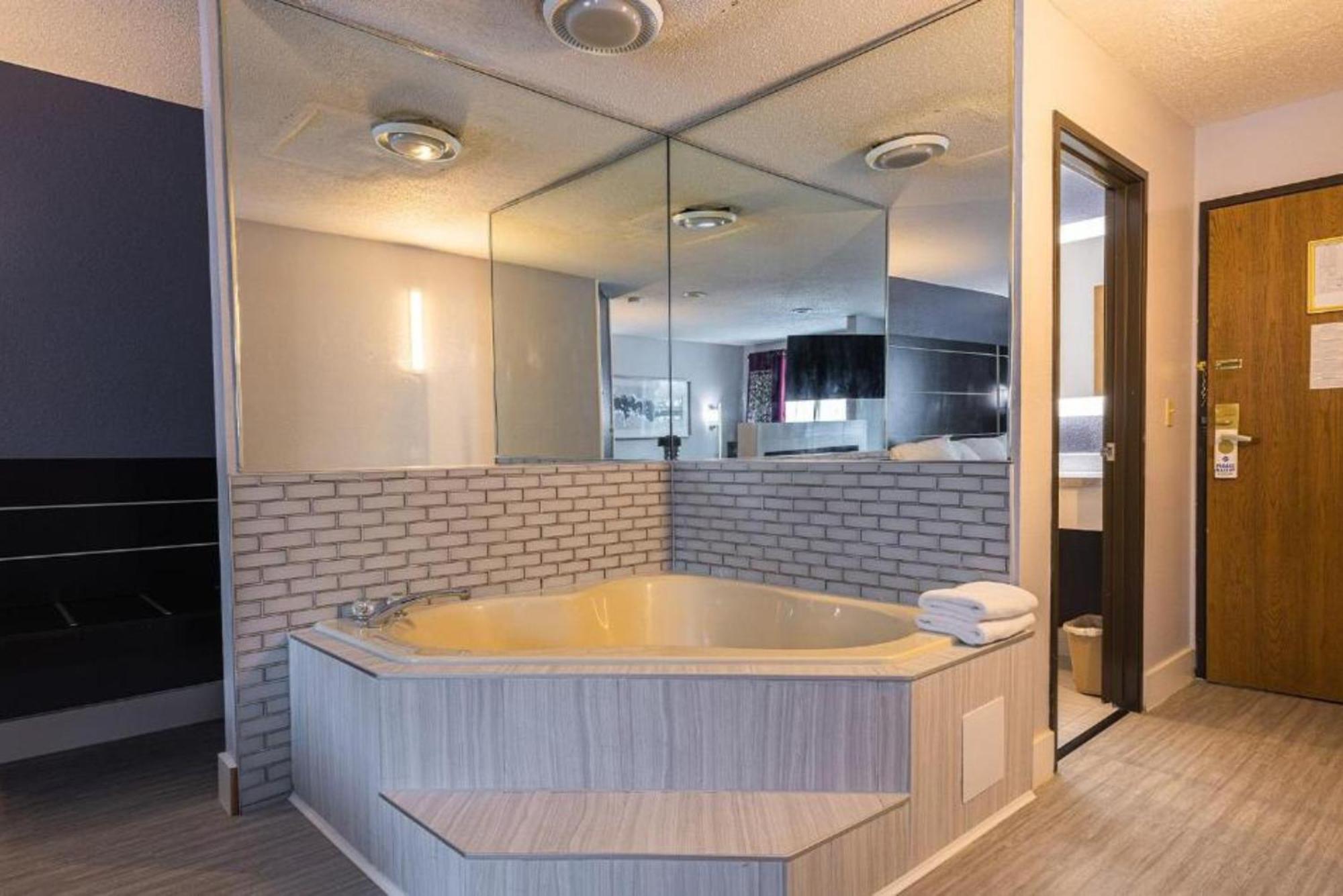 Coratel Inn & Suites By Jasper Hastings Buitenkant foto